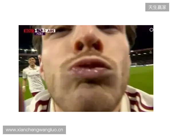 小雷：摄像机都是口水，得管你收费了！赖斯：只是轻吻了一下😂