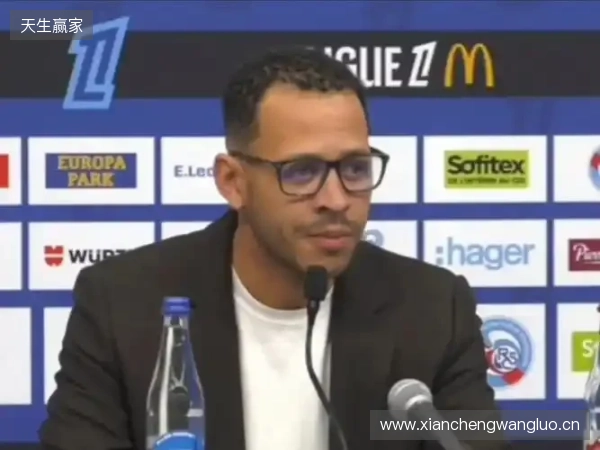 有风度,罗塞尼尔在切尔西首场发布会前与在场所有记者一一握手 有风度,罗塞尼尔在切尔西首场发布会前与在场所有记者一一握手