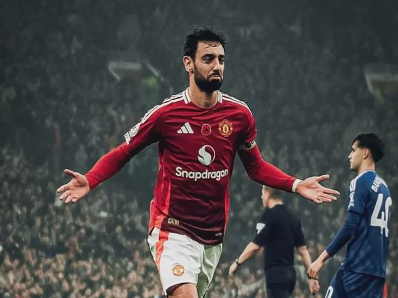 安东内拉一袭黄色长裙亮相，和梅西共度圣诞节